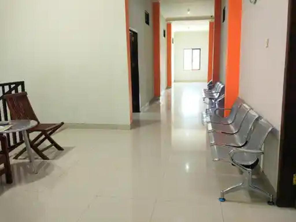 Fotografie z fotogalerie ubytování RedDoorz at Hotel Nuansa Ngawi v destinaci Ngawi