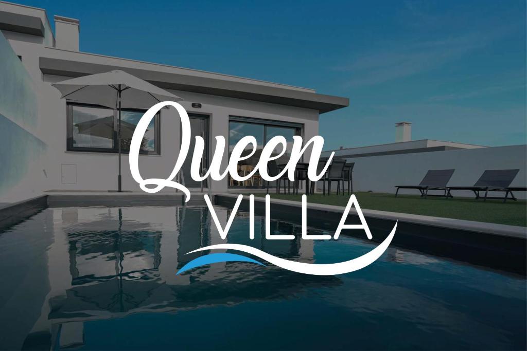 ein Haus mit einem Pool und den Worten Queen Villa in der Unterkunft Queen Villa - Santa Barbara - Lourinha in Mariquiteira