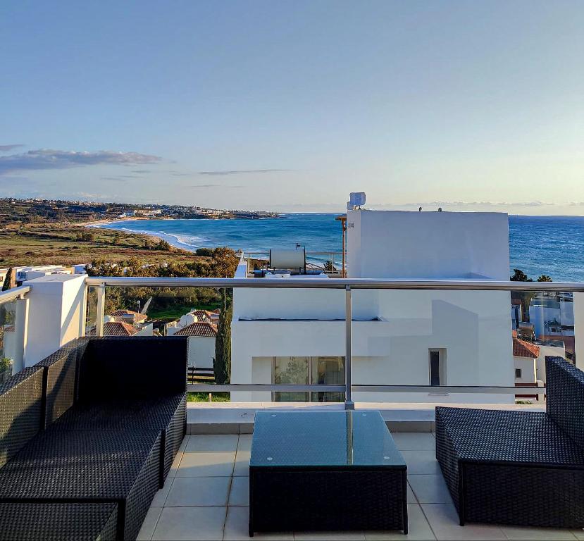 uma varanda com cadeiras e vista para o oceano em 3 Bedroom Seaview Villa direct in Coral Bay with Pool em Coral Bay