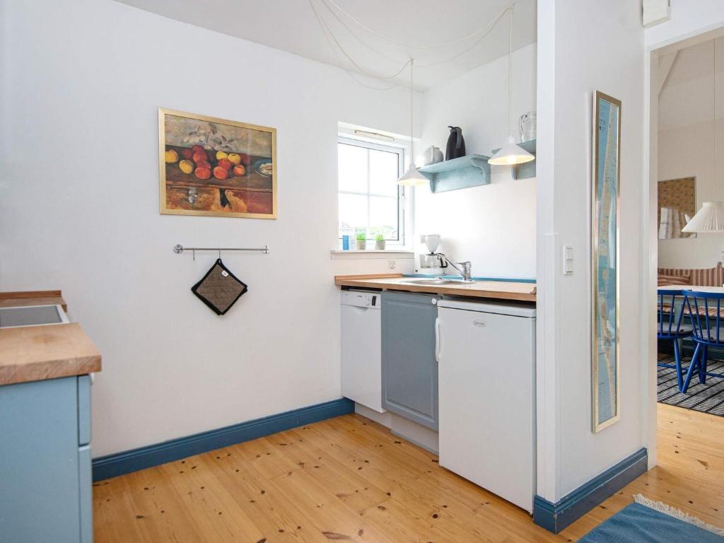 Kuchyň nebo kuchyňský kout v ubytování 5 person holiday home in Ringkøbing-By Traum