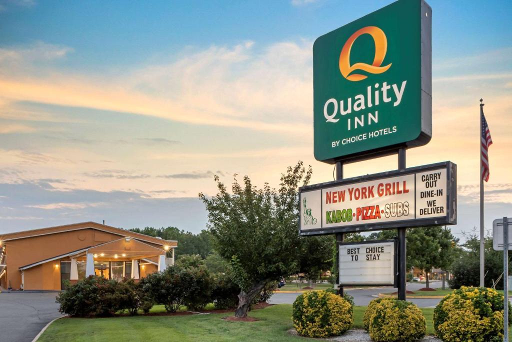 una señal de calidad frente a una tienda en Quality Inn Fredericksburg near Historic Downtown, en Fredericksburg