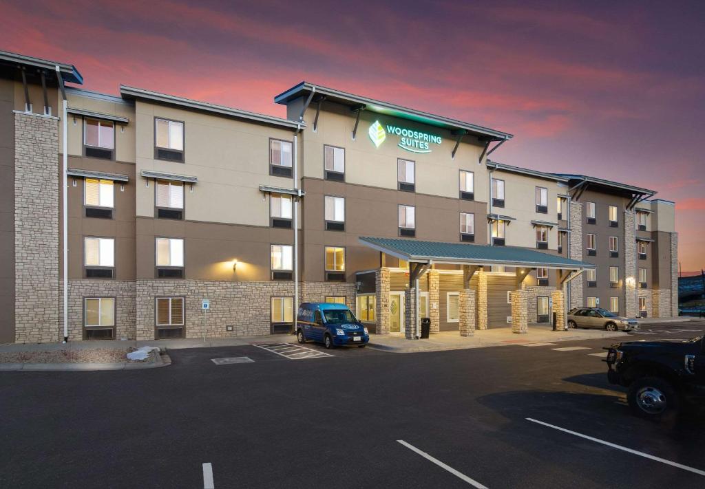 布魯姆菲爾德的住宿－WoodSpring Suites Broomfield-Westminster，停车场内有停车位的酒店