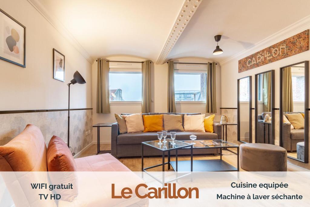 ein Wohnzimmer mit einem Sofa und einem Tisch in der Unterkunft KASA du Moulin - Cosy et au calme in Saint-Quentin