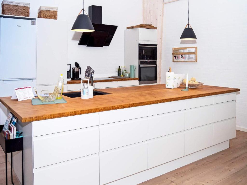 Kuchyň nebo kuchyňský kout v ubytování Holiday home Løgstør XVIII