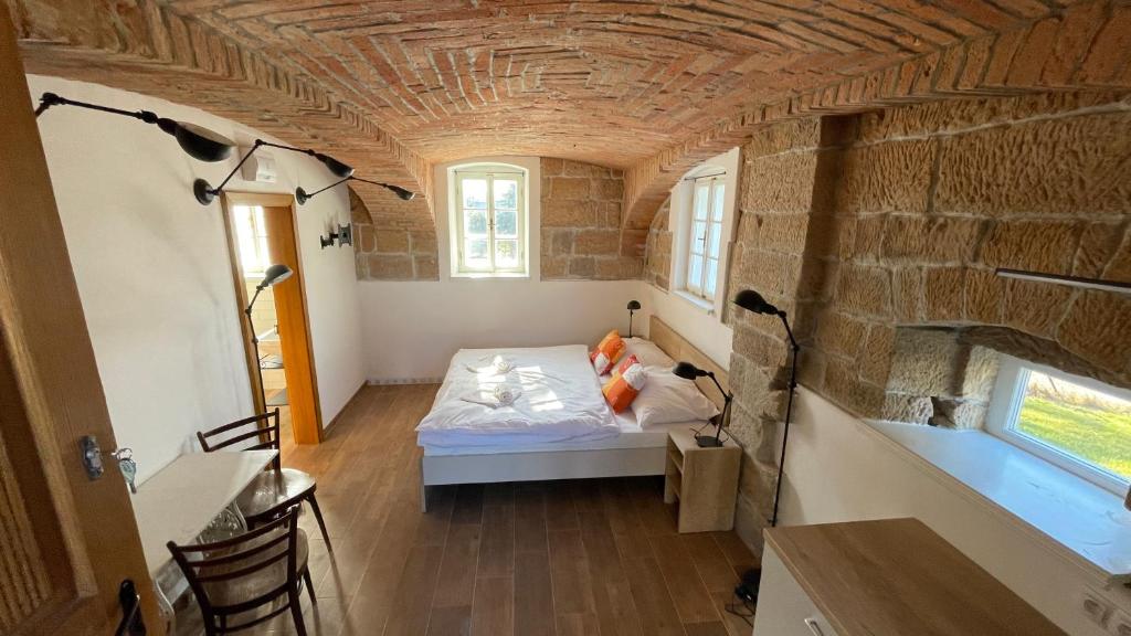 Tempat tidur dalam kamar di Penzion Pod Devítkou