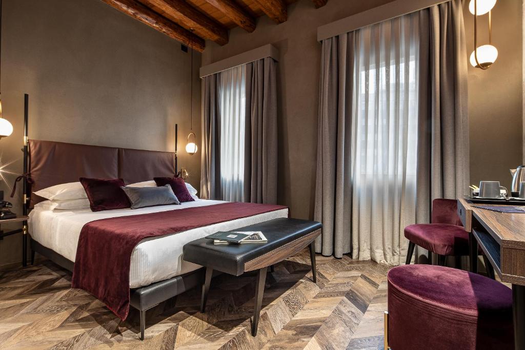 A bed or beds in a room at Hotel Forte del 48