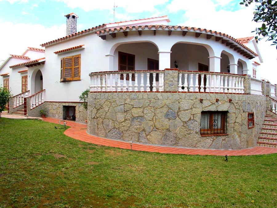 Casa blanca grande con pared de piedra en SANTA ANA en Es Castell