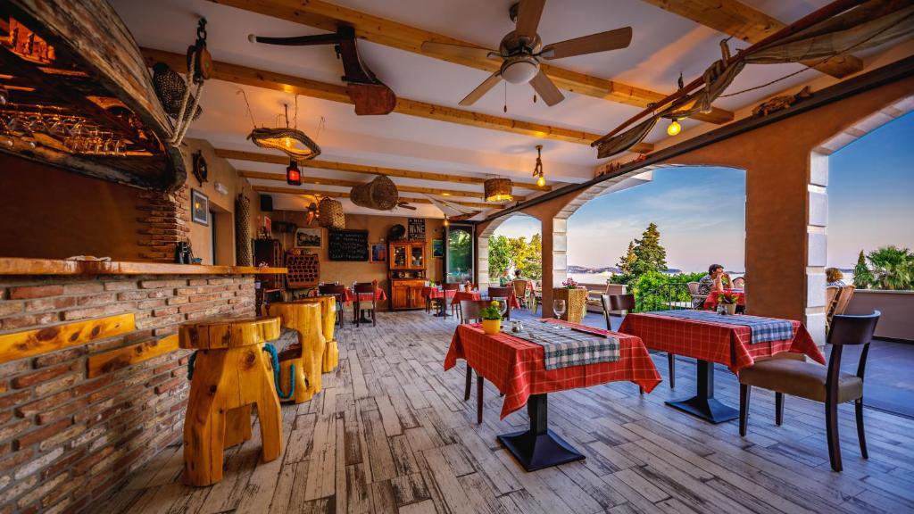 Reštaurácia alebo iné gastronomické zariadenie v ubytovaní Boutique B&B Villa Carmen