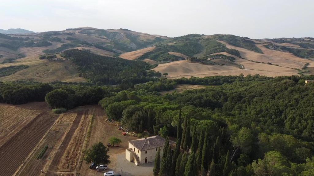 an aerial view of a house in the middle of a field at Agriturismo IL Paradiso di Berignone in Caprareccia