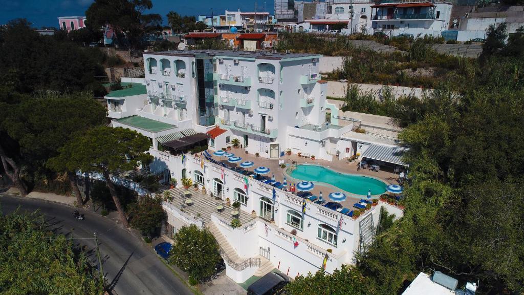 einem Luftblick auf ein Gebäude mit einem Pool in der Unterkunft Hotel La Ginestra in Ischia