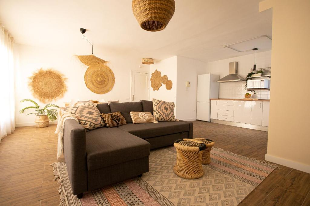 salon z kanapą i kuchnią w obiekcie Marea Fuerteventura Home 2 w Corralejo