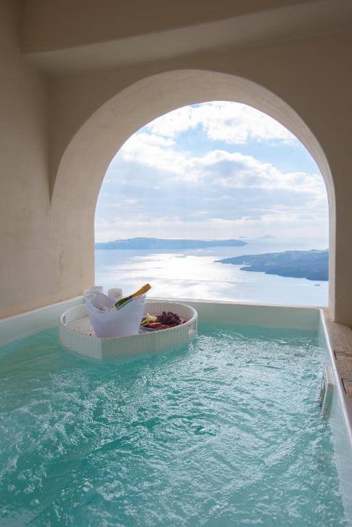 
EXECUTIVE CLIFF SUITE WITH CALDERA VIEW AND PRIVATE JACUZZI
