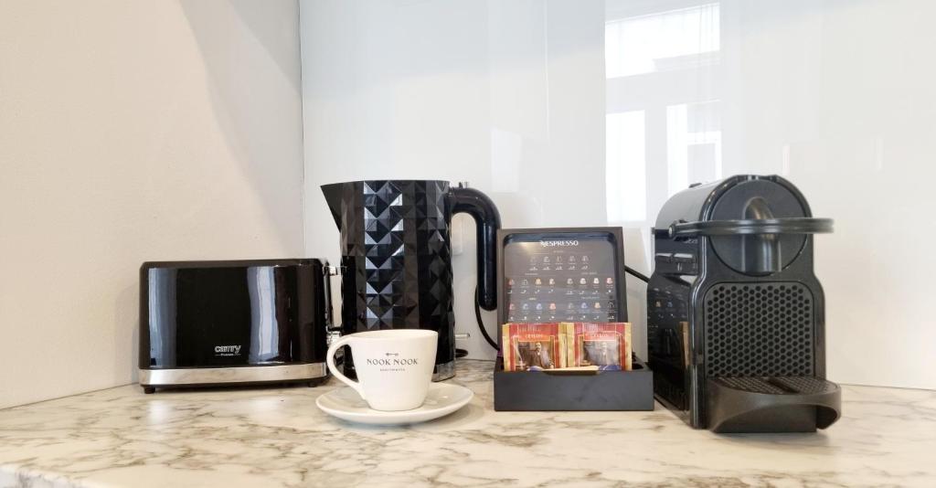 Príslušenstvo na prípravu kávy alebo čaju v ubytovaní NOOK NOOK Apartments Katarzyny 2
