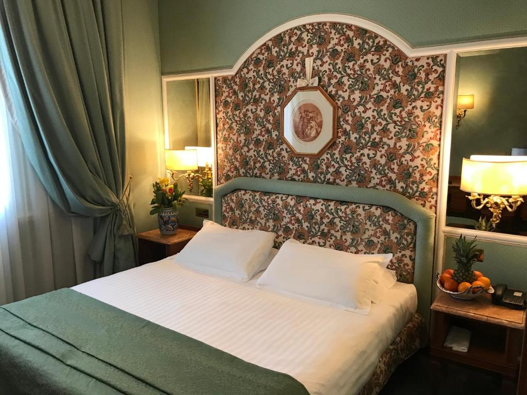 Postel nebo postele na pokoji v ubytování Hotel Mecenate Palace