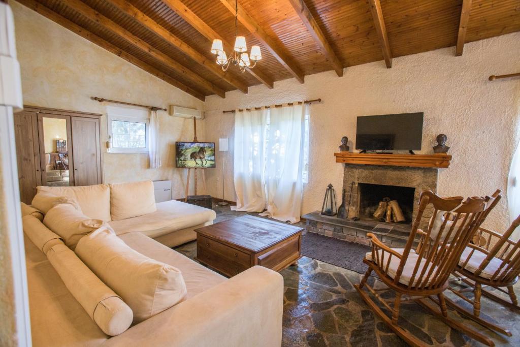 TV a/nebo společenská místnost v ubytování Raise Polydrosos Mountain stay