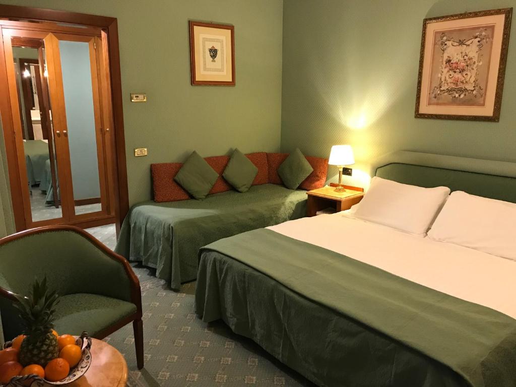 Postel nebo postele na pokoji v ubytování Hotel Mecenate Palace