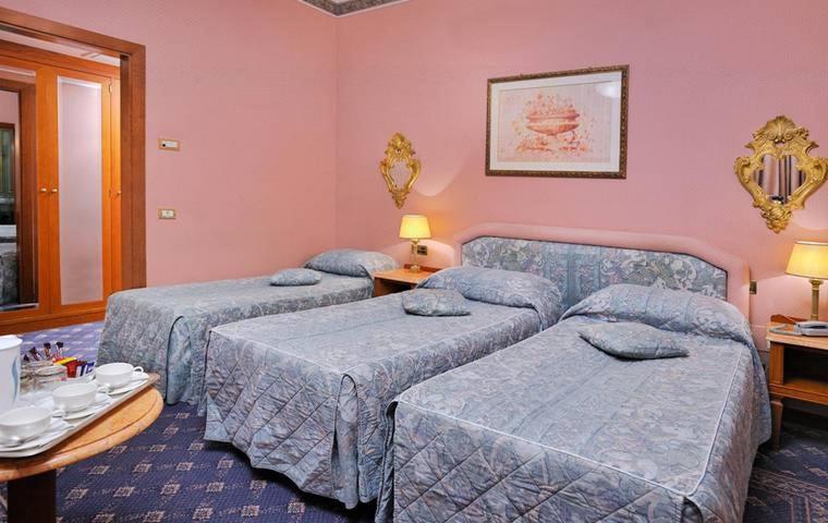 Postel nebo postele na pokoji v ubytování Hotel Mecenate Palace