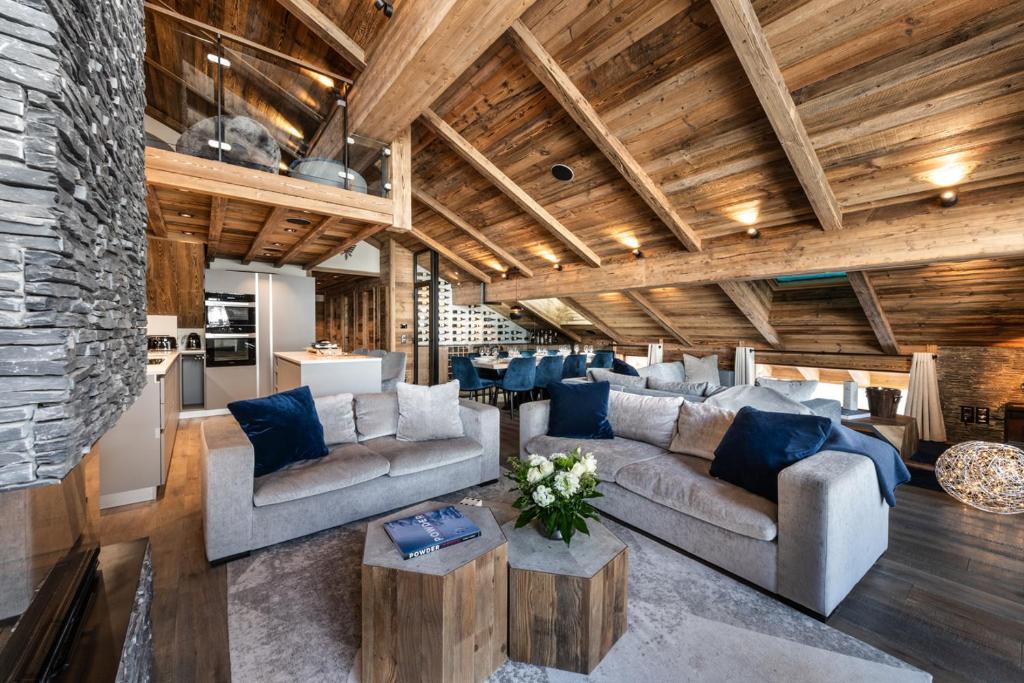 salon z kanapami i niebieskimi poduszkami w obiekcie Vail Lodge by Alpine Residences w mieście Val dʼIsère