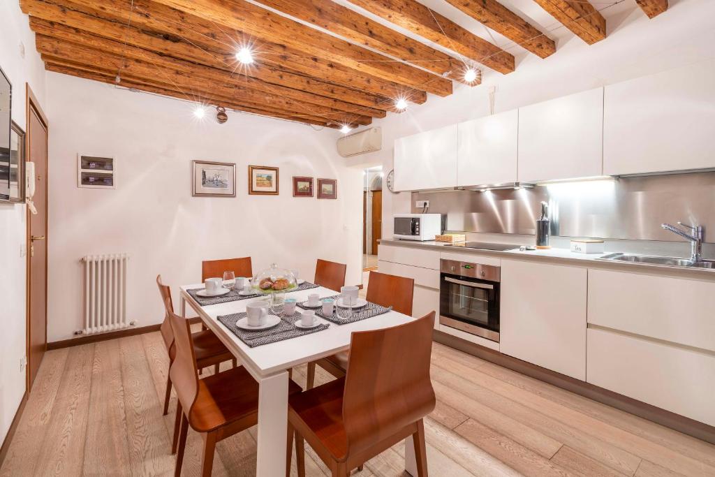 Kuchyňa alebo kuchynka v ubytovaní central apt