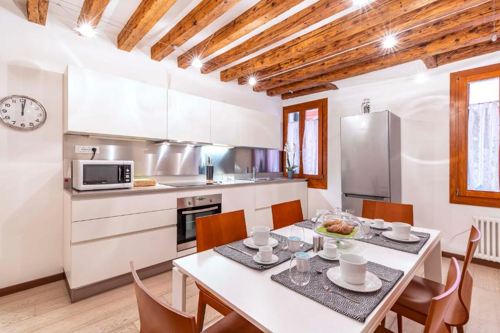 威尼斯的住宿－central apt，厨房以及带桌椅的用餐室。