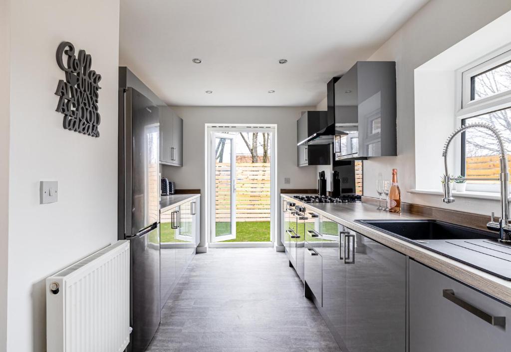 Lovely family home - Sleeps 6 with free parking
