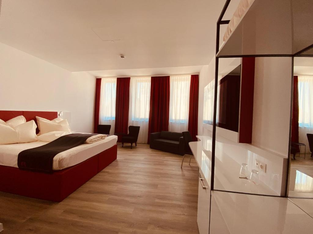 Postel nebo postele na pokoji v ubytování DORMERO Hotel Hof