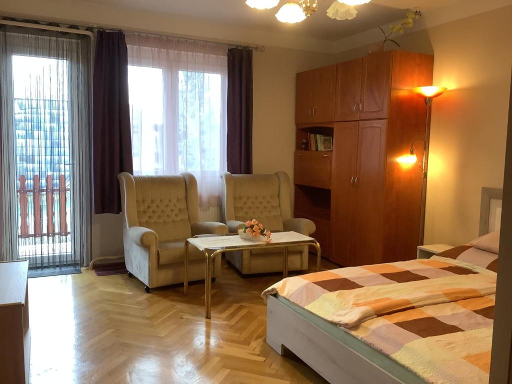 Łóżko lub łóżka w pokoju w obiekcie Rita Apartman