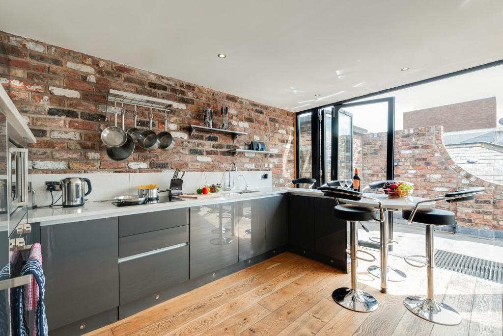 A kitchen or kitchenette at Book A Base Apartments - Sir Thomas Street