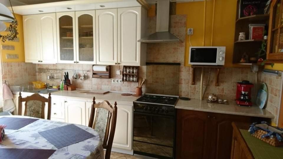 Kuchnia lub aneks kuchenny w obiekcie Rita Apartman
