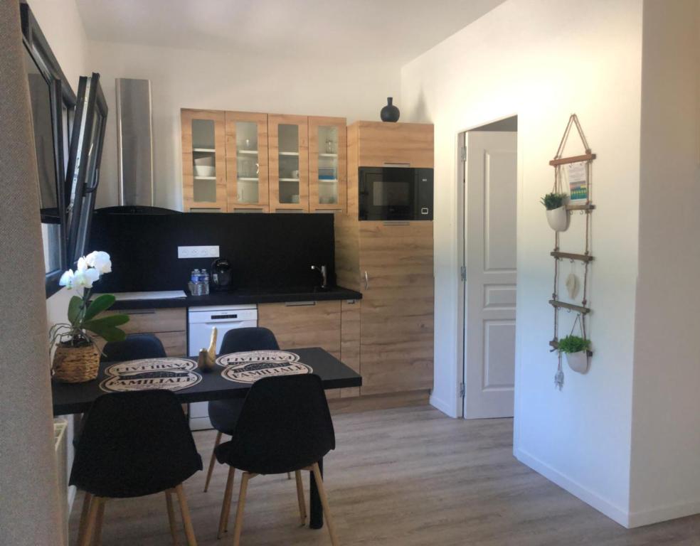 Kuchyň nebo kuchyňský kout v ubytování Charmante maisonnette avec terrasse à 100m de la plage