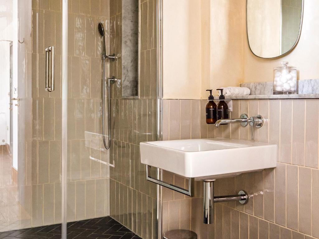 y baño con lavabo y ducha. en Luxury Apartments in a vibrant part of North London, en Londres