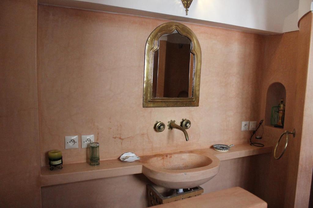Un baño de Riad Jnan El Cadi