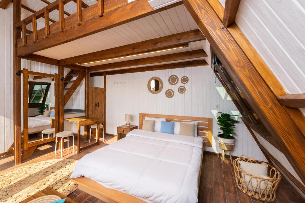 um quarto com uma cama branca, uma mesa e uma cadeira em Matarma Beach Residence em Ras Sedr