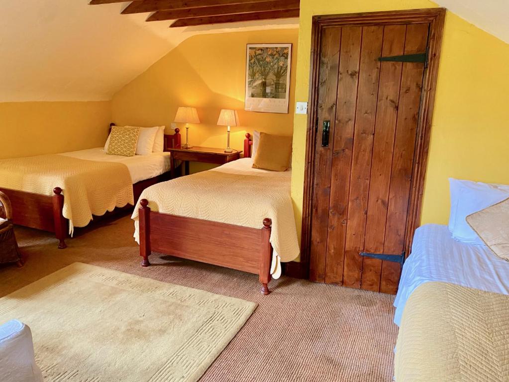 Postel nebo postele na pokoji v ubytování Barnabrow Country House
