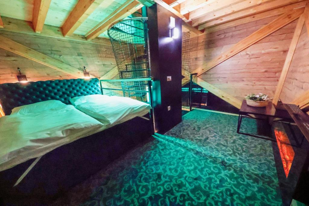 ein Schlafzimmer mit einem Bett in einem Holzhaus in der Unterkunft Hunting Tower Na Škaluc in Šentrupert