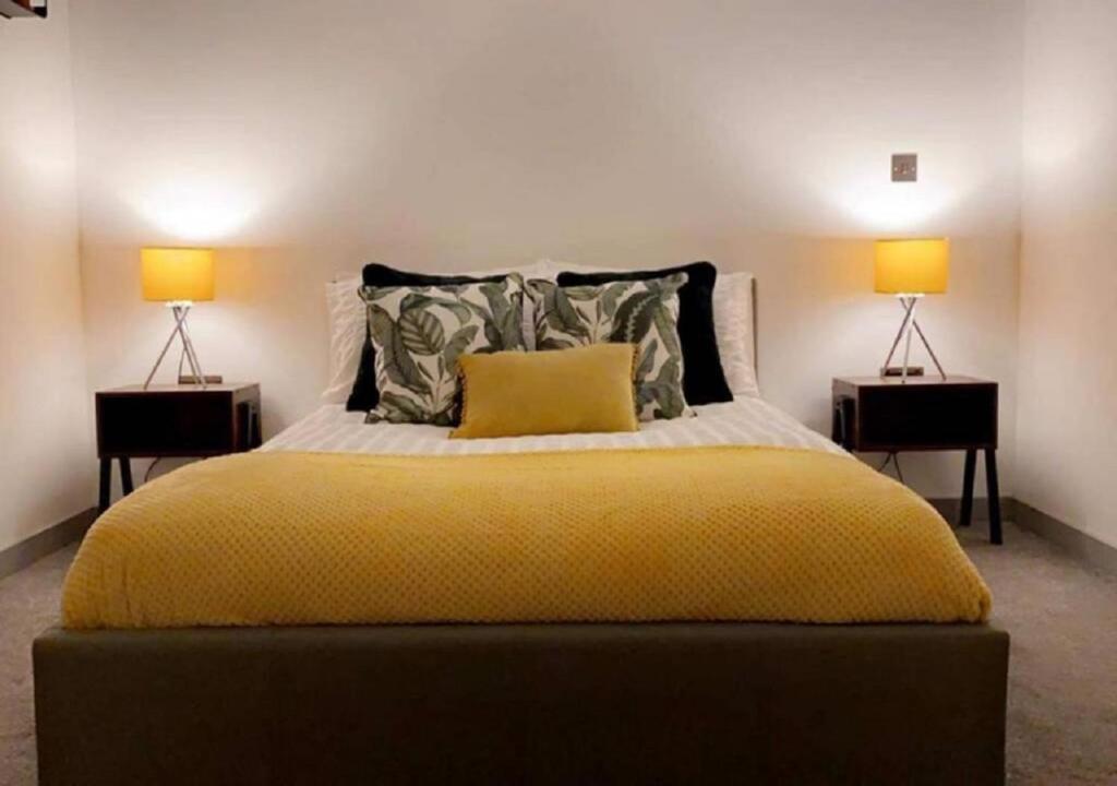1 dormitorio con 1 cama con 2 lámparas a ambos lados en Doncaster City Centre Deluxe Whole Apartment sleeps 4 D19 en Doncaster