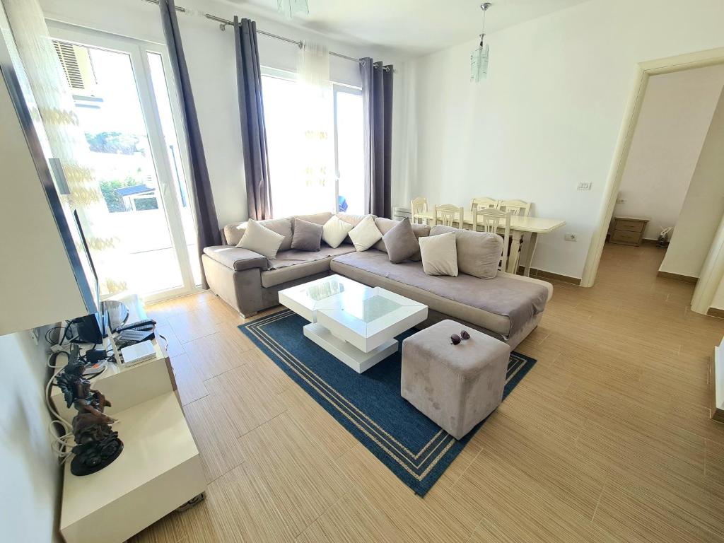 uma sala de estar com um sofá e uma mesa em Appartment Lura 3 em Durrës