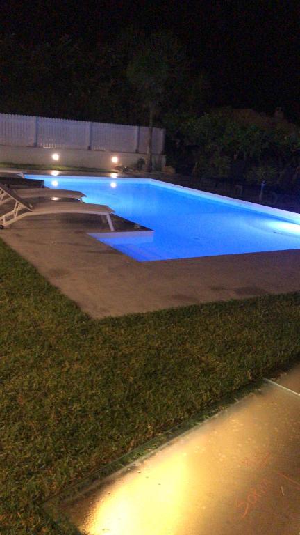 Basen w obiekcie Villa White Luxury Residence lub w pobliżu