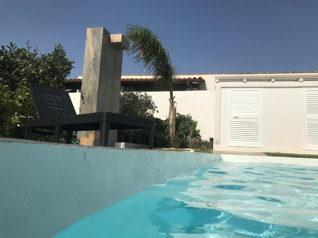 Basen w obiekcie Villa White Luxury Residence lub w pobliżu