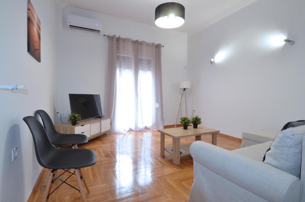 Kép A big lovely sunny apartment at Plateia Koliatsou, Patmou szállásáról Athénban a galériában