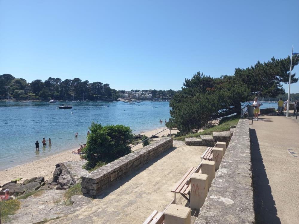 una fila de bancos en una playa junto al agua en Studio à 100m de la plage, en Bénodet