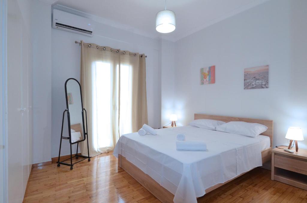 Kép A big lovely sunny apartment at Plateia Koliatsou, Patmou szállásáról Athénban a galériában