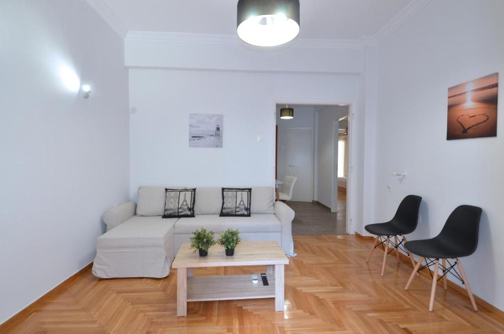 Kép A big lovely sunny apartment at Plateia Koliatsou, Patmou szállásáról Athénban a galériában