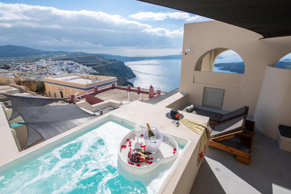 
 CLIFF SUITE WITH CALDERA VIEW AND OUTDOOR JACUZZI 
