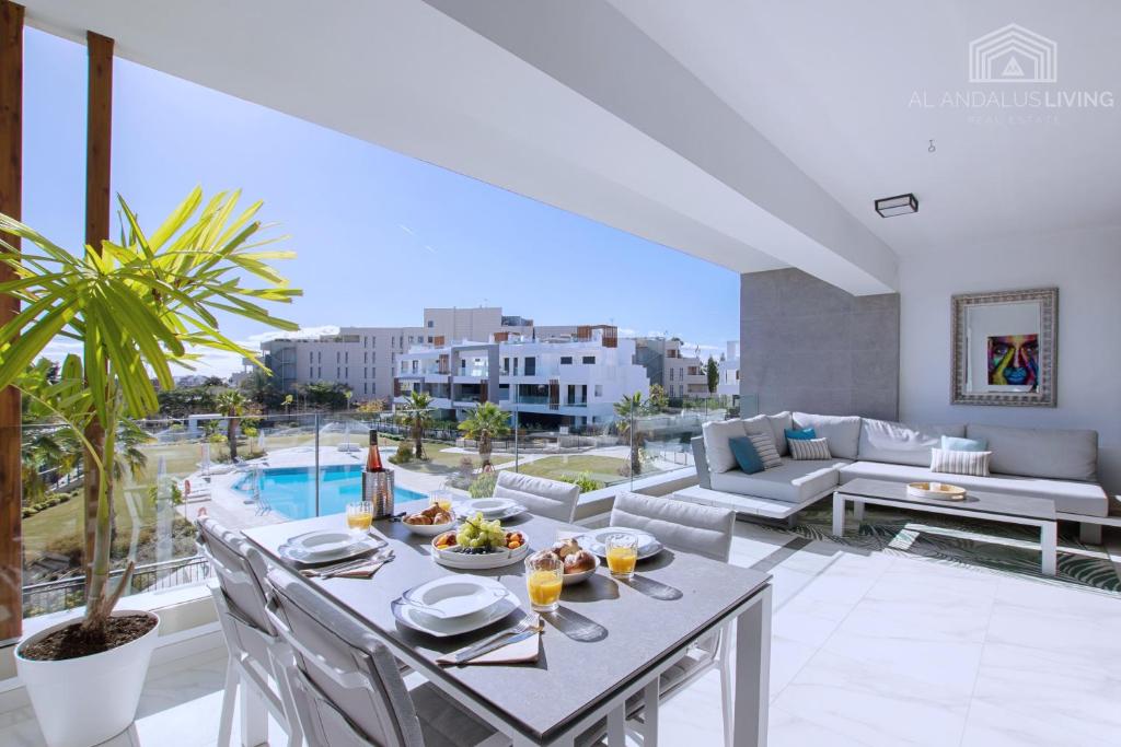 Bazén v ubytovaní Contemporary apartment 8 min to Puerto Banus alebo v jeho blízkosti