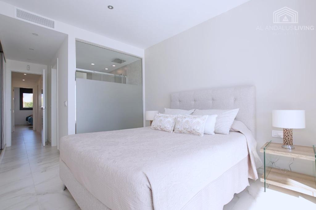 Posteľ alebo postele v izbe v ubytovaní Contemporary apartment 8 min to Puerto Banus