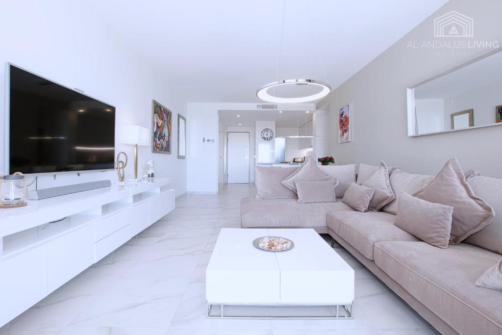 Televízia a/alebo spoločenská miestnosť v ubytovaní Contemporary apartment 8 min to Puerto Banus