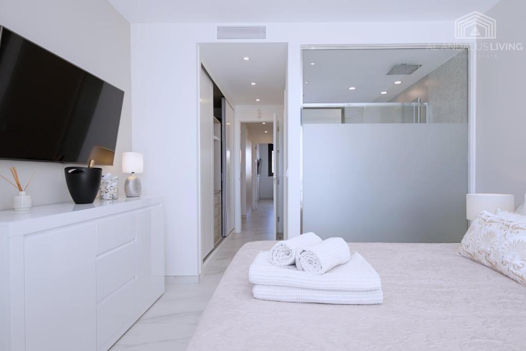 Posteľ alebo postele v izbe v ubytovaní Contemporary apartment 8 min to Puerto Banus