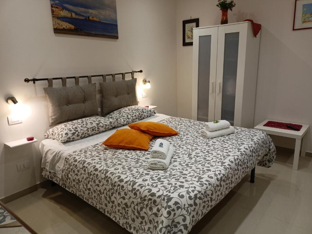 ナポリにあるIl Rifugio di Pulcinella restylingのベッドルーム1室(ベッド1台、タオル2枚付)
