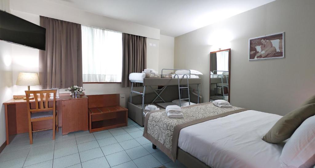 Postel nebo postele na pokoji v ubytování ALA Hotel